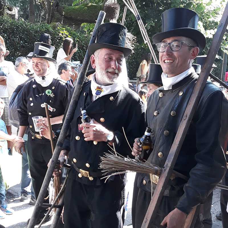 Spazzacamini con gli abiti e gli attrezzi tradizionali