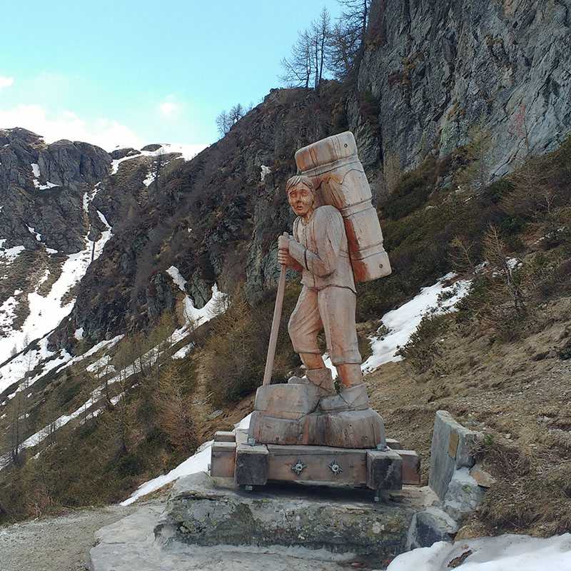 Monumento allo Spallone, in memoria dei contrabbandieri di montagna che un tempo attraversavano queste vette.